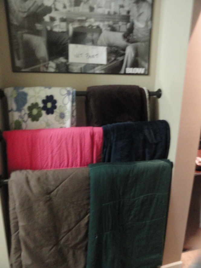 how to make blanket storage easy DIY project