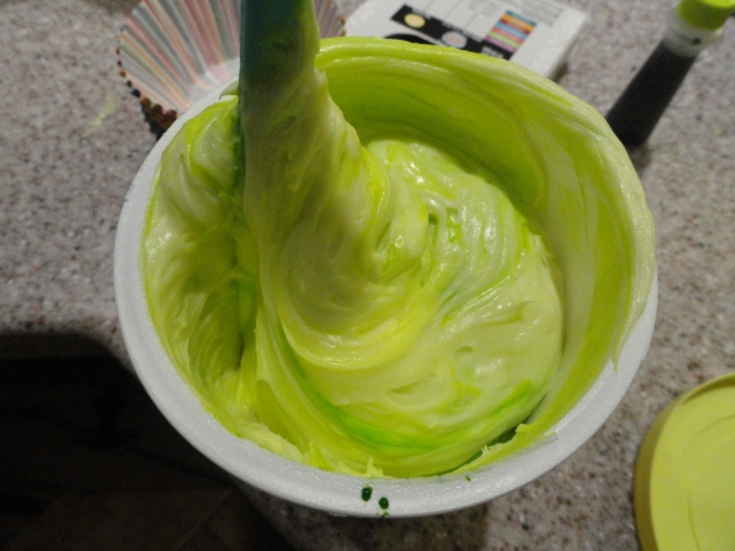 DIY coloring your own frosting with food coloring food dye